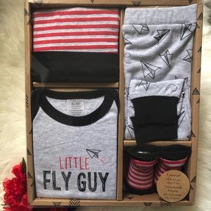 I’m selling this 4pc Layette Set. (Boys)
